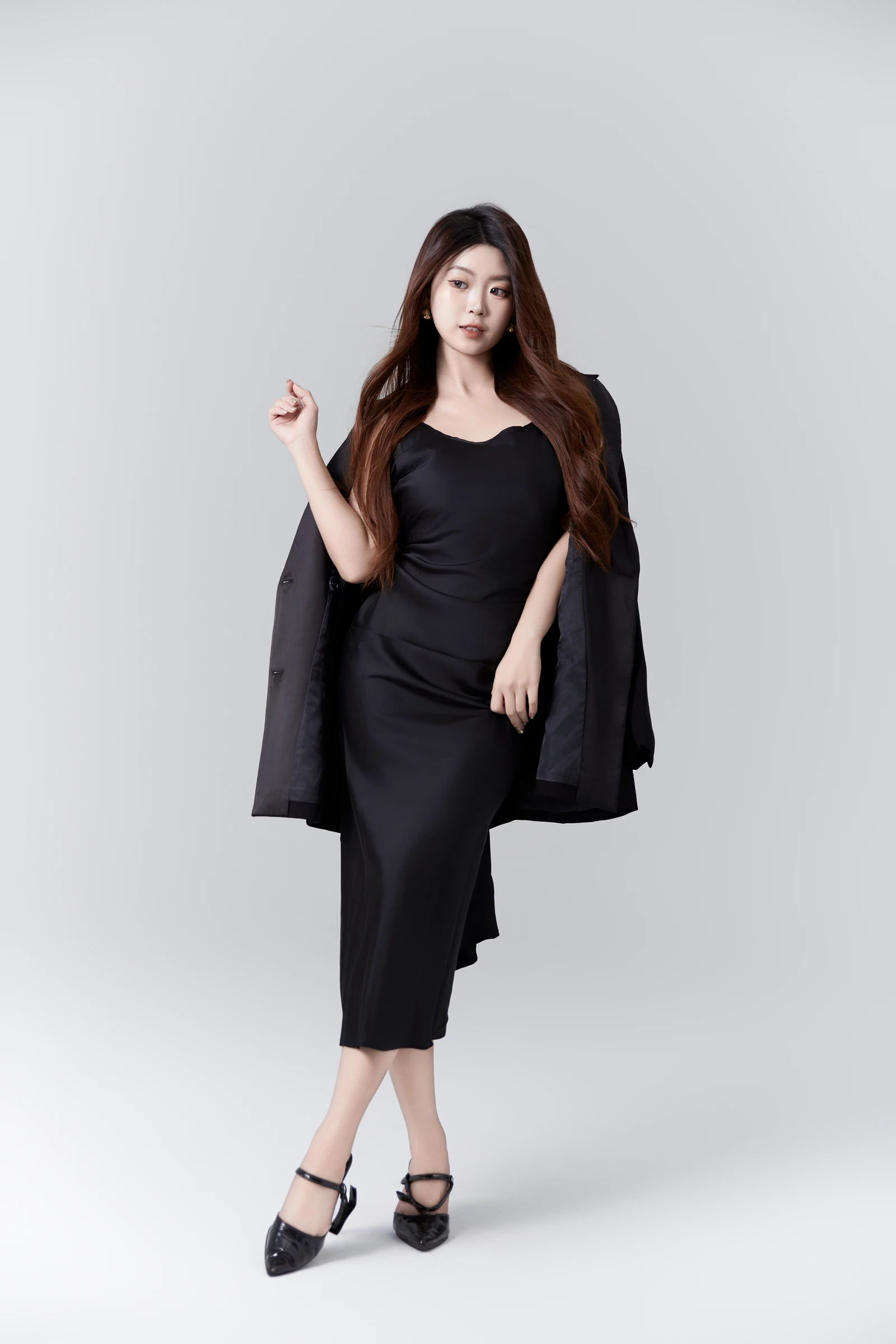 [YITUYU]艺图语-2024.10.15-黑色西装写真-CARLEE是77呀-[21P-282MB]-4.webp